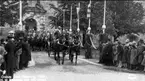Örebros läns utställning 1928. H M konungen åker från slottet, livhusartropp som eskort.