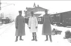 Officersaspirantskolan vid K 3 i Skövde 1929-30. Vinterövningar i Duved 1930. Skolbefälet vid avfärd från Skövde järnvägsstation.