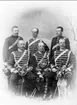 Från vänster: Bat läkare Gustaf Ekelund (troligen), ryttm Fritz von Essen, löjtn Gustaf von Essen, ryttm Carl Axel Lewenhaupt, bat vetr Thure von Zweigbergk (troligen), löjtn Bernhard Grill.