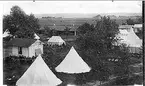 Lägret på Sanna hed fotograferat från nordväst 1894. I förgrunden officerstält och officersstugor. I mitten sekundchefstältet, bakom detta Skvadronsgatan, troppstält och skvadronsstallar.