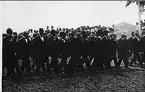 Invigningen av regementets minnessten på Sanna hed den 1 Augusti 1920. Vadsbo skvadrons förbimarsch under förre skvadronchefen Emil Hedenstierna.