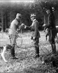 Nedanstående kavalleriofficerare avlade officersexamen på Karlberg 1923 och gick därefter ridskolan på Strömsholm 1924-25. Carl-Axel Stackelberg K 1, Sven Littorin K 3, Nils Frost K 4, Sven Axel Torén K 5, Carl Otto Smith K 6, Erik Wikland K 6.Mastern med Meutets ledarhund, jakthorn och Meute-piska, får sin granriskvist efter väl genomförd jakt.