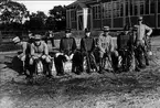 Nedanstående kavalleriofficerare avlade officersexamen på Karlberg 1923 och gick därefter ridskolan på Strömsholm 1924-25. Carl-Axel Stackelberg K 1, Sven Littorin K 3, Nils Frost K 4, Sven Axel Torén K 5, Carl Otto Smith K 6, Erik Wikland K 6. Kurseleverna har rast utanför officersridhuset.