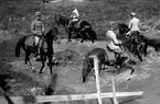 Nedanstående kavalleriofficerare avlade officersexamen på Karlberg 1923 och gick därefter ridskolan på Strömsholm 1924-25. Carl-Axel Stackelberg K 1, Sven Littorin K 3, Nils Frost K 4, Sven Axel Torén K 5, Carl Otto Smith K 6, Erik Wikland K 6. Träning utomhus.