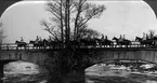 Nedanstående kavalleriofficerare avlade officersexamen på Karlberg 1923 och gick därefter ridskolan på Strömsholm 1924-25. Carl-Axel Stackelberg K 1, Sven Littorin K 3, Nils Frost K 4, Sven Axel Torén K 5, Carl Otto Smith K 6, Erik Wikland K 6. Bron över Kolbäcksån, belägen norr slottet.