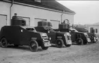 Svenska pansarbilar utanför garaget i Skövde, från vänster: m/1925, m/1926, m/1925, m/1931.