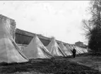 Karlsborgs fästning, bivack vid västra vallen med tält m/1880. I bakgrunden slutvärnet.