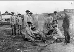 Soldater ur Göta ingenjörkår 1913-14. Kokning bakom slutvärnet.