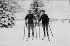 Två skidande militärer, fotot är taget från Kärleksstigen med Vättern i bakgrunden. Vykort.