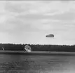Uppvisningar från Fallskärmsjägarskolans dag år 1964 på Flugebyn, Karlsborg.