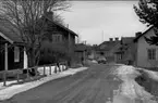 Gammal bebyggelse i Övre Åsen, 1966. Första huset på vänster sida och första huset på höger sida finns kvar. Övriga fastigheter löstes in av kronan på 1970-talet p.g.a. hög bullernivå från F 6 och är nu borta.