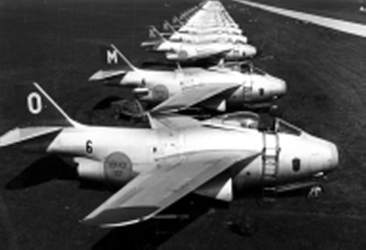F6 Karlsborg 1955. Flygdagen. Flygplan A29 "Tunnan" Gul Martin försedd med startraketer varav den ena syns monterad under siffra 6.