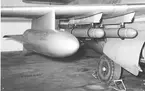 F6 Karlsborg 1955. Flygdagen. Fälltank typ 2 med fenor samt 18 cm halvpansarraketer.