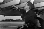 F6 Karlsborg 1959. Vapenmästare Andersson 1. divisionen kontrollerar fastsättningen av 15 kg övningsbomber på A32 Lansens A-balkar.