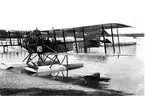 Karlsborg 1922. Marinens sjöflygplan typ Friedrichshafen (26) i Karlsborgsviken. Dambadhuset med brygga ses i bakgrunden.