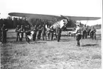 Karlsborg 1932. Kapten John Stenbeck har ordergivning före flygning. I bakgrunden S6 Fokker.