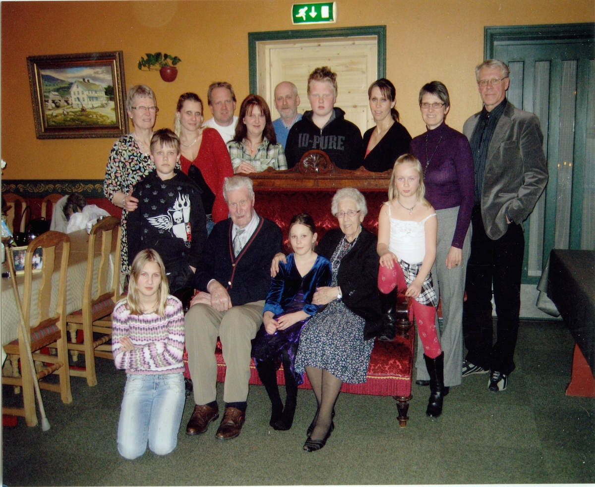 Knut Løvdokken  90 år Heile fam samla på Eidsgård Hotel.
Frå h. bak Tore Dokken,Arnhild Løvdokken Dokken,Wenche Dokken,
Framme sit Knut Løvdokken og Asta Johannessen Løvdokken med barnebarn.