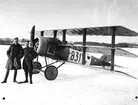 Karlsborg 1918. Löjtnanterna Rodén och af Uhr vid Kjellson Triplan med Thulinmotor.