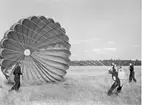 Fallskärmsjägarskolan Karlsborg i slutet av 1950-tal.Landning.