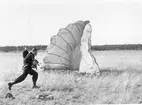 Fallskärmsjägarskolan Karlsborg i slutet av 1950-tal.Landning.