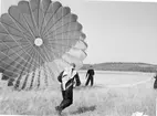 Fallskärmsjägarskolan Karlsborg i slutet av 1950-tal.Landning.