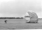 Fallskärmsjägarskolan i Karlsborg 1955.Landning.