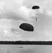 Fallskärmsjägarskolan i Karlsborg 1954. Vattenhopp.