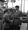 Fallskärmsjägarskolan i Karlsborg 1958.Örnparad. Skolchefen kapten Carl-Olof Wrang delar ut 