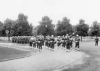Musikkåren lämnar kasernområdet, A 6.