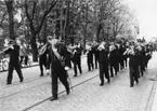 Musikkåren, A 6. På marsch, Västra Storg. genom Rådhusparken, Jkpg.