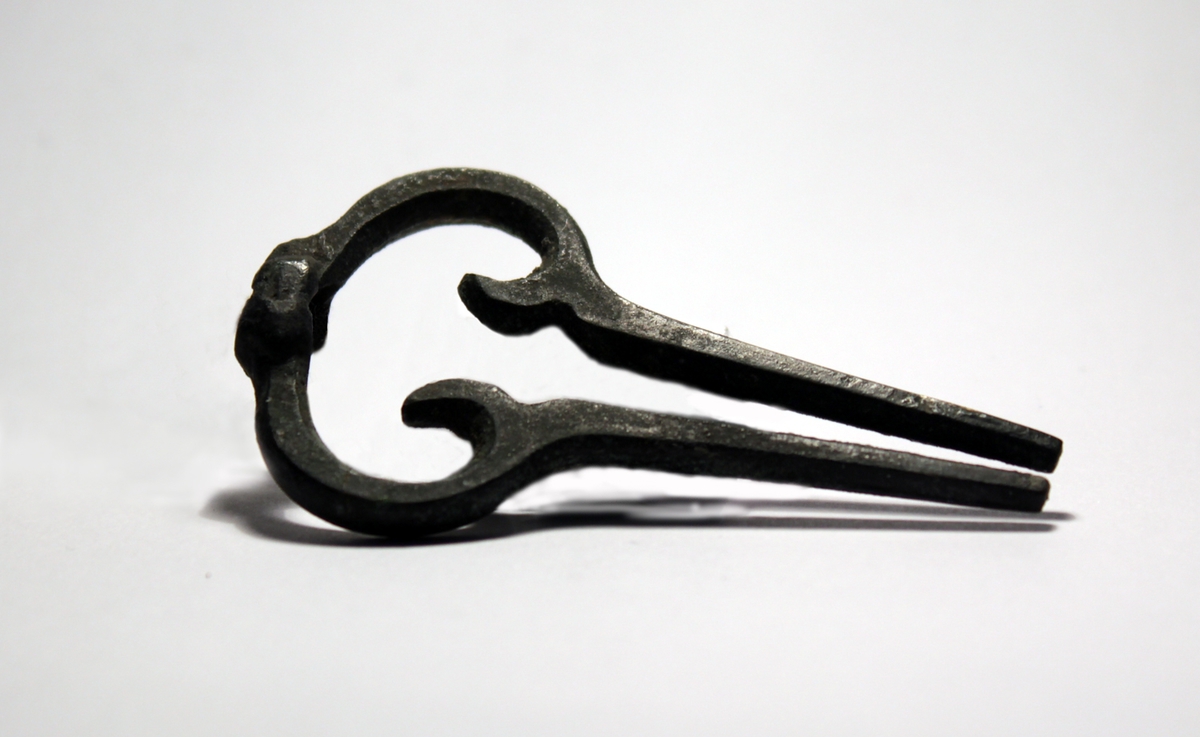 Munnharpe A og B har lik hovedform. Både ramme, armer og bøyle har samme utforming. Rammen har en forseggjort utforming med snirkler som kan assosieres med rosemaling. Harpe B har i tillegg en fjør.