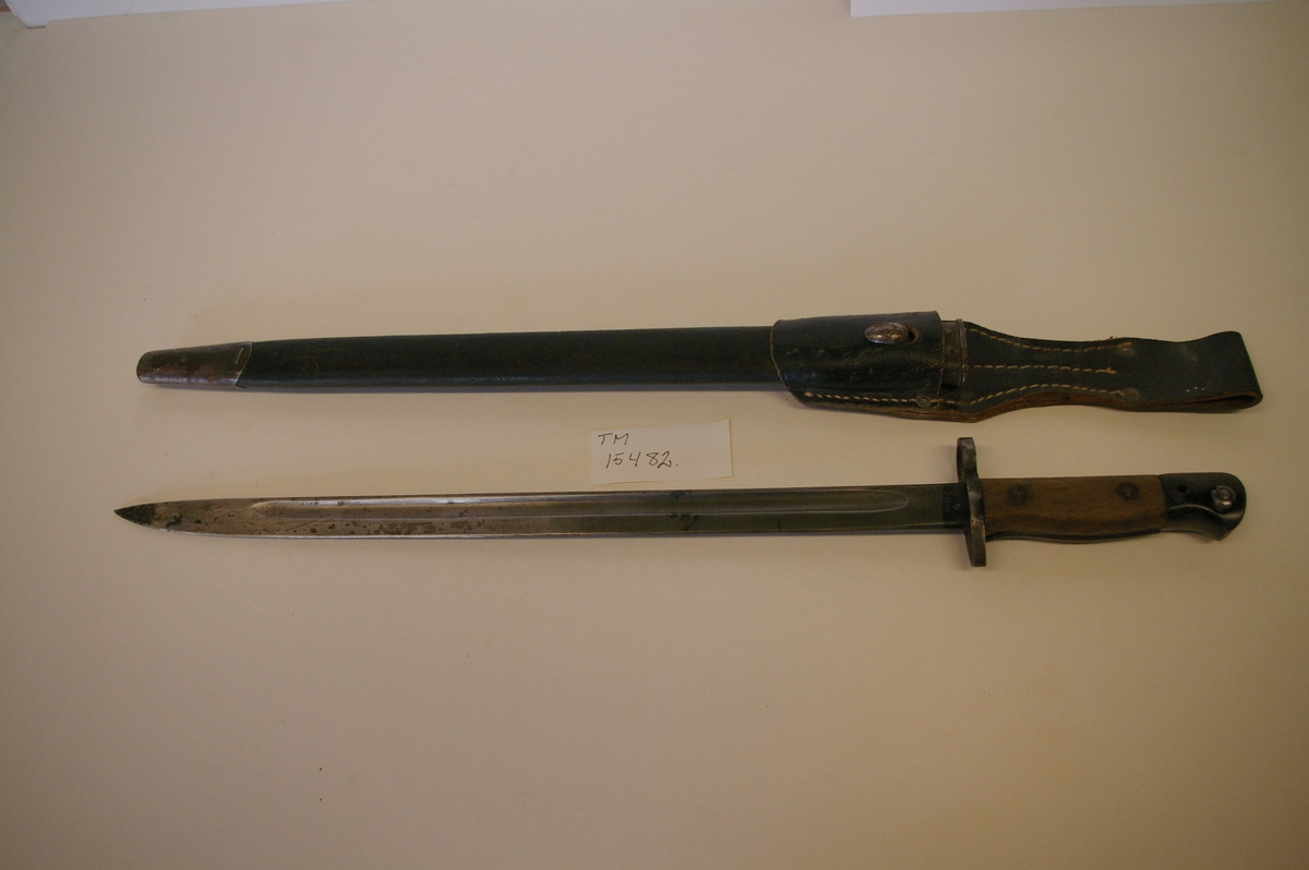 En lang stålklinge med treskaft , samt feste for å feste den på våpenet. Balgen i lær med metallbeslag.
