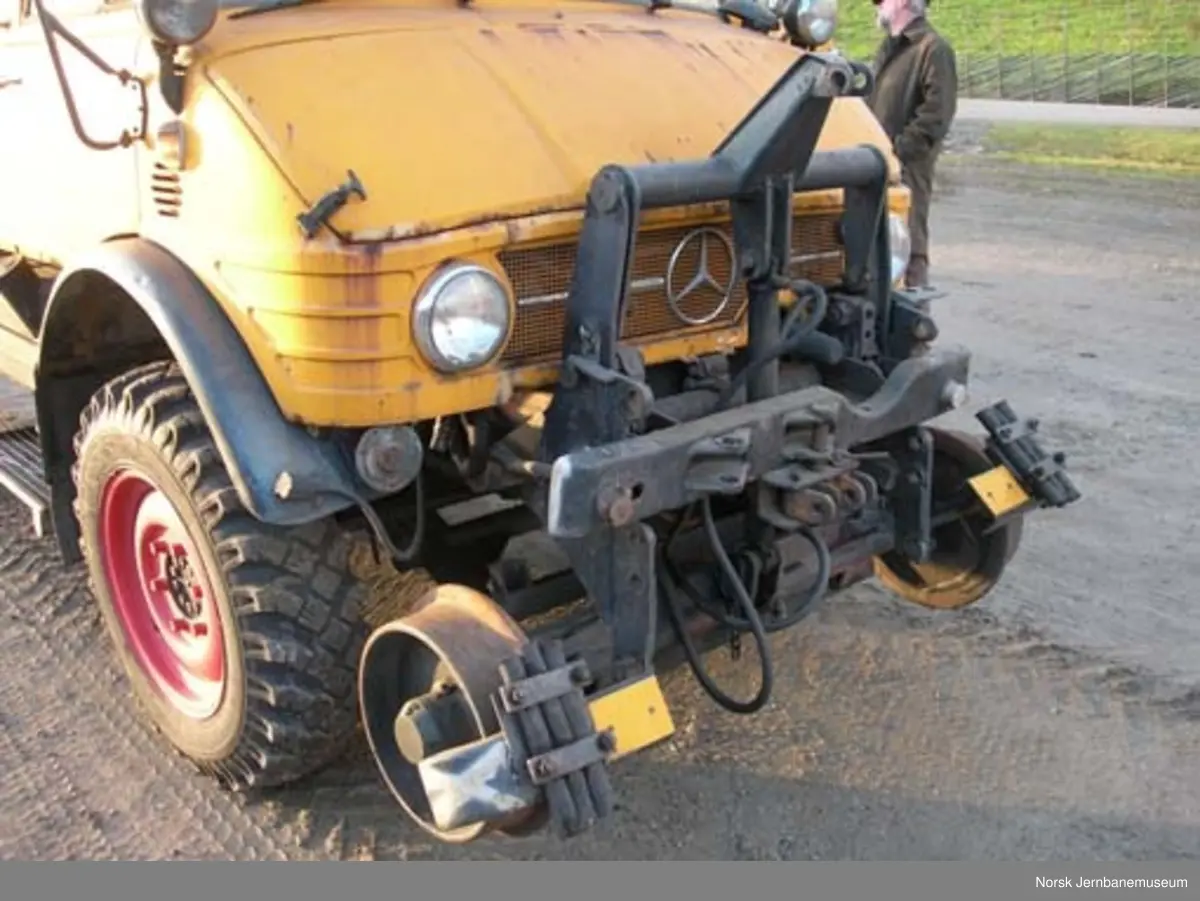 Mercedes Unimog lastebil med kran og med utstyr for skinnedrift