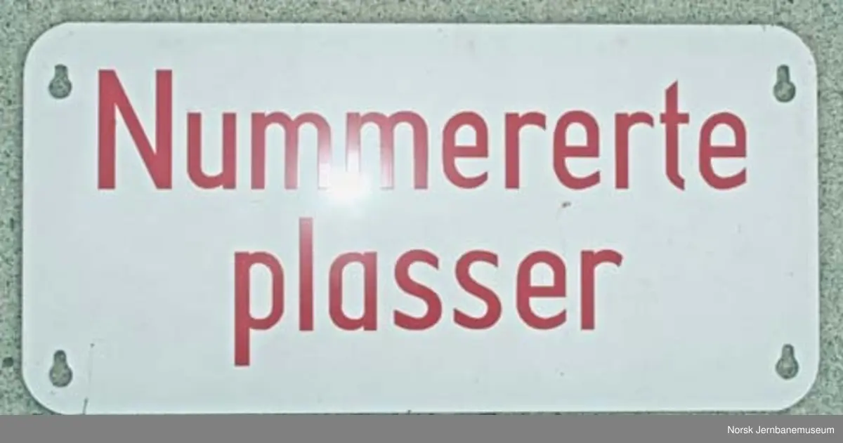 Informasjonsskilt for personvogn, tosidig, med tekst "Nummerte plasser" og "Nyttast som 3 kl"