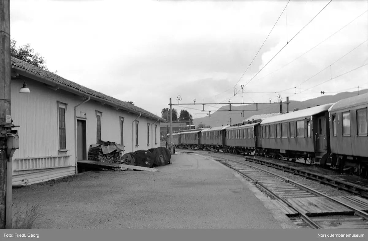 Garnes stasjon med dagtoget fra Oslo Ø til Bergen, tog 601.