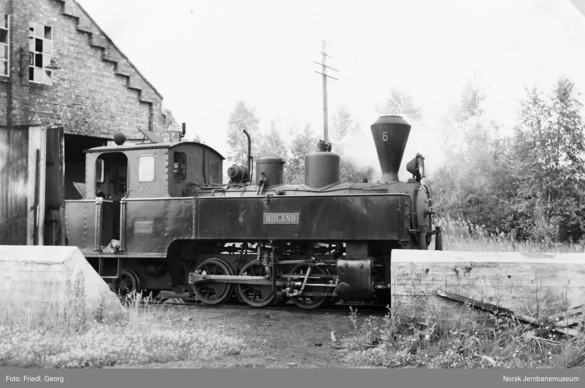 Damplokomotiv type XXIXa nr. 6 "Høland" på Bjørkelangen stasjon - under oppfyring til turisttoget