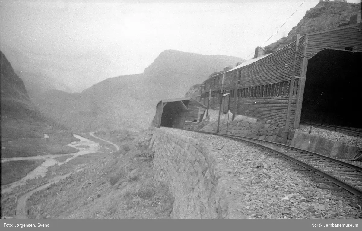 Myrdal stasjon : Flåmsbanas linjeføring ut fra stasjonen