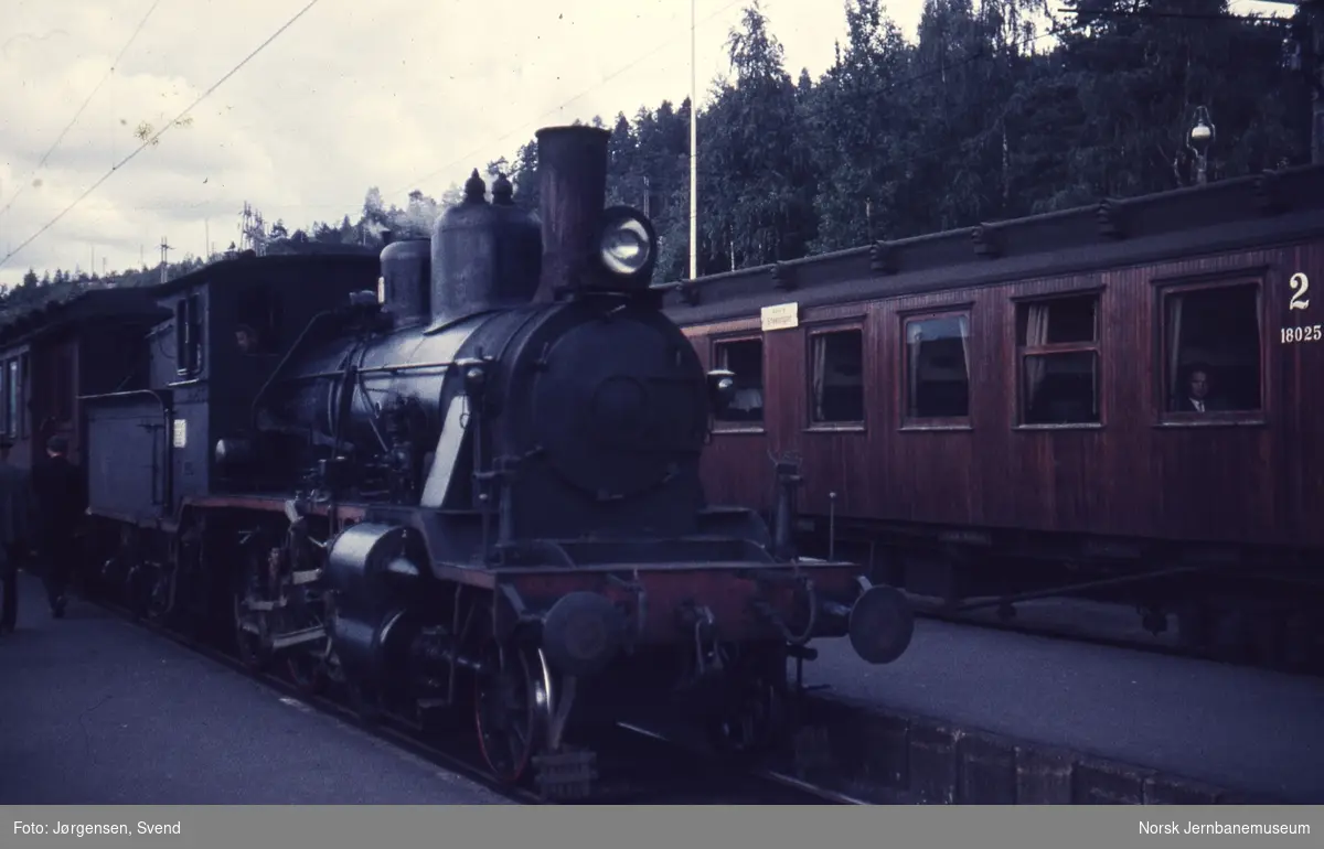 NSB damplok type 21e nr. 203 foran persontog på Nelaug stasjon