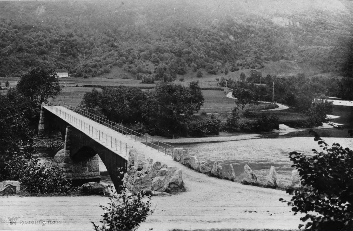 Soggebrua ca 1910 ?..Veien på den andre siden går anderledes i sving til høyre.