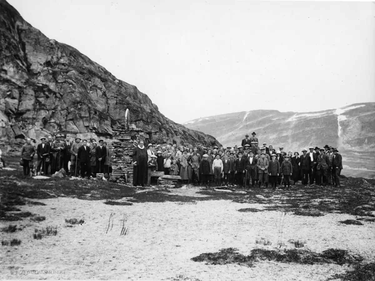 Fra gudstjeneste på Alterflata søndag 16.aug.1925..Prost Hatlemark og 80 deltakere.