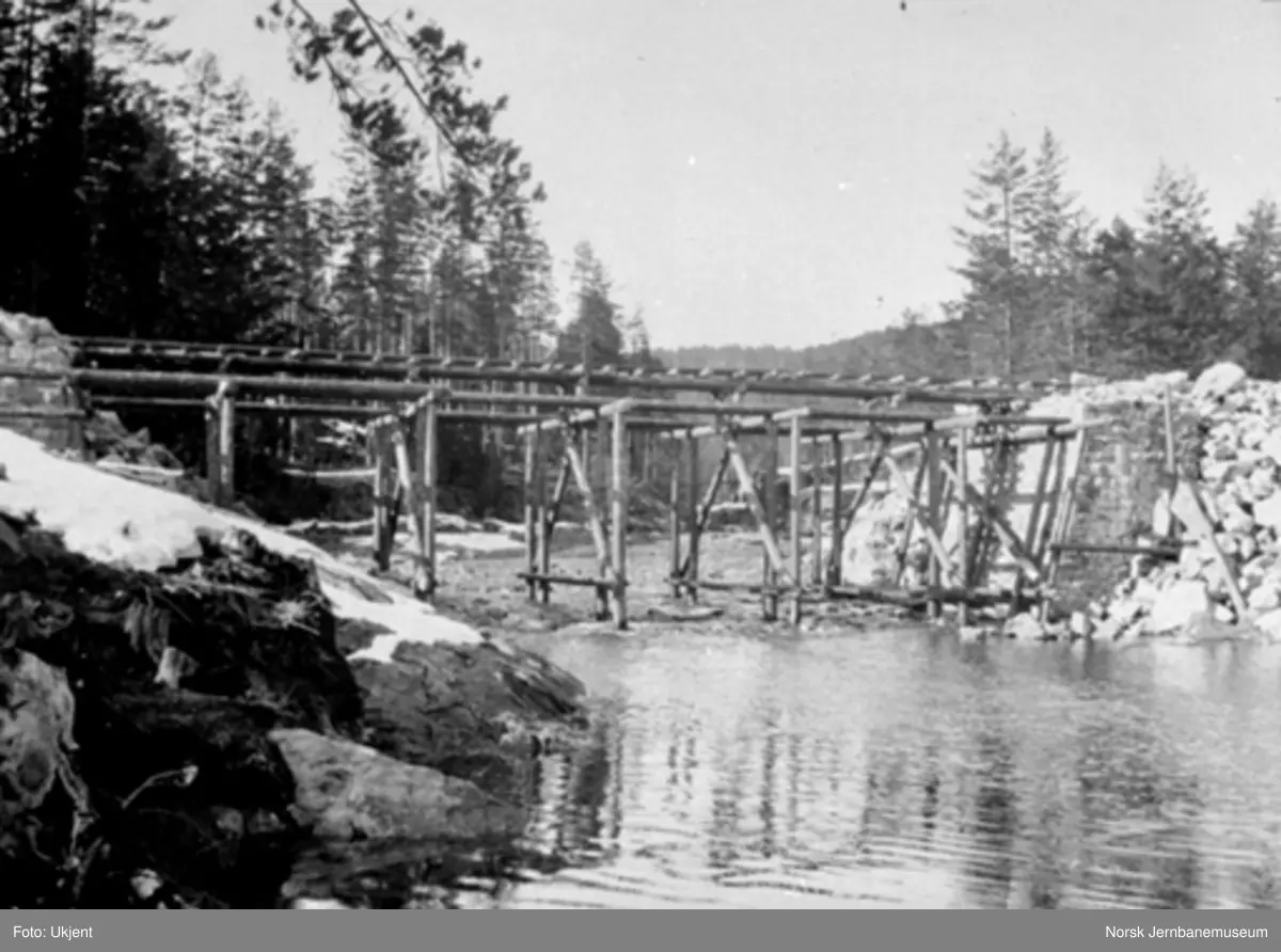 Bru over Garvannselva; stillaset er reist
