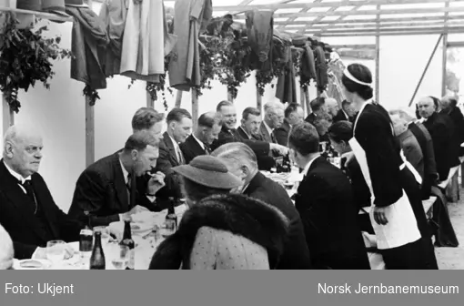 Frokost i telt på Nelaug stasjon