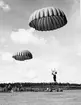 Fallskärmsjägarskolan i Karlsborg 1956.Landning på Flugebyn.