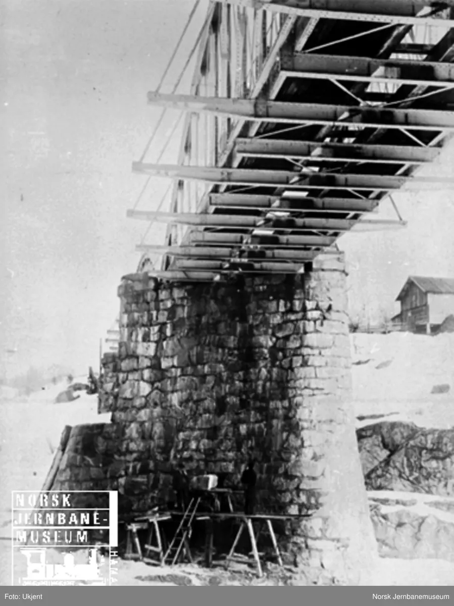 Bru over Drammenselva ved Døvikfoss, nærbilde av brupillar -Norsk ...