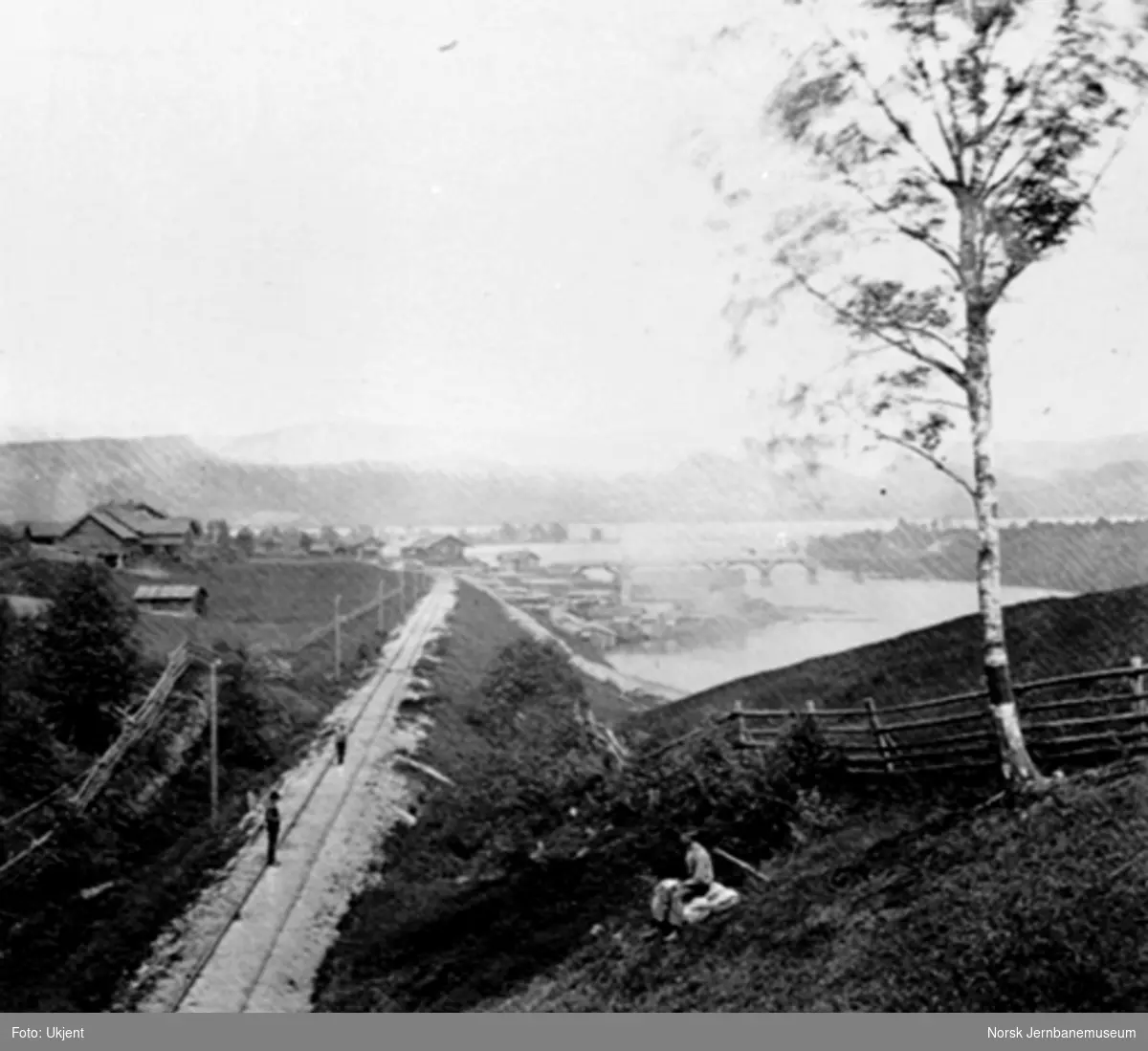 Jernbanelinjen mot Randsfjord med stasjonen i bakgrunnen