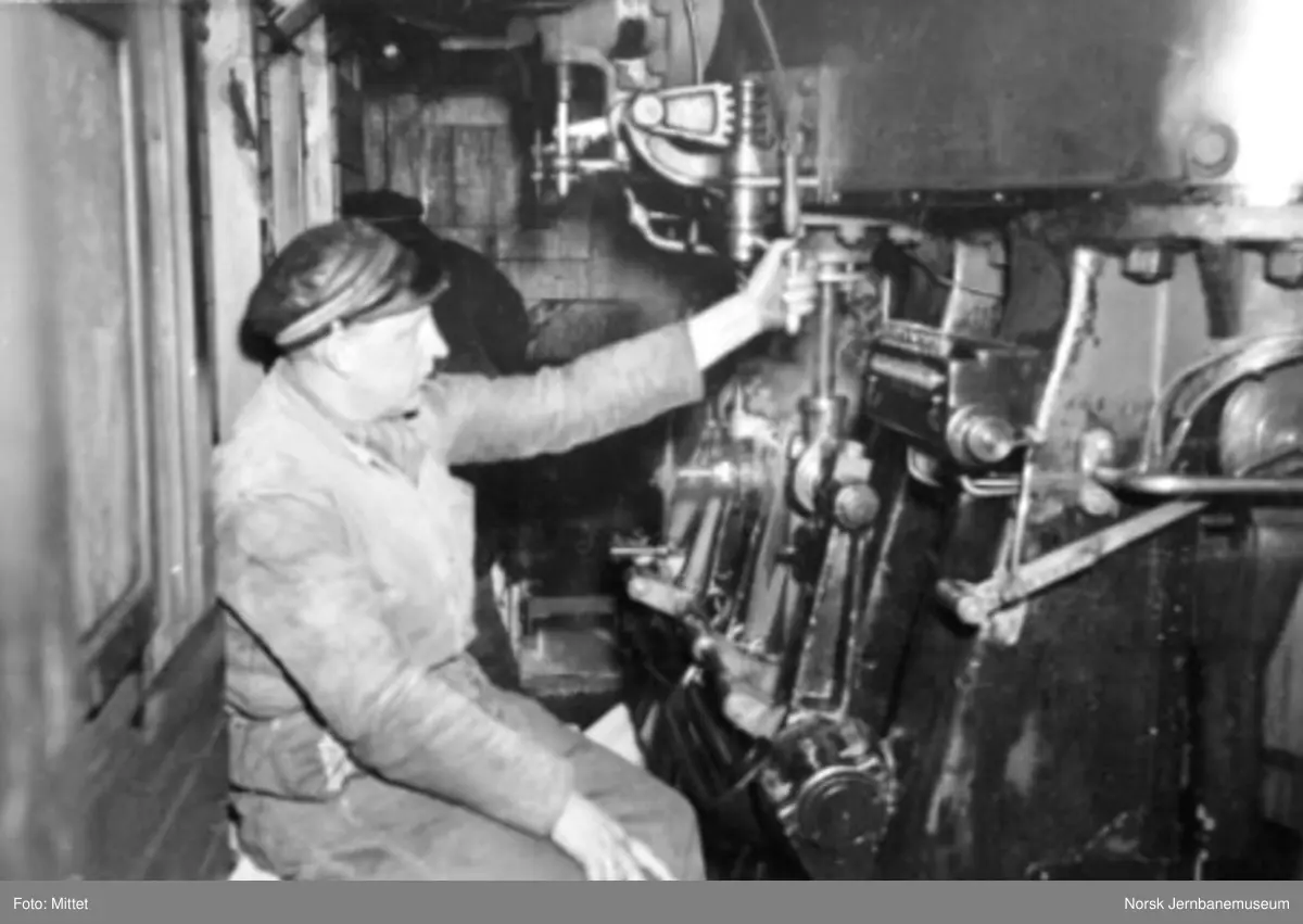 Maskinist på en damprevet, roterende snøplog -Norsk Jernbanemuseum ...