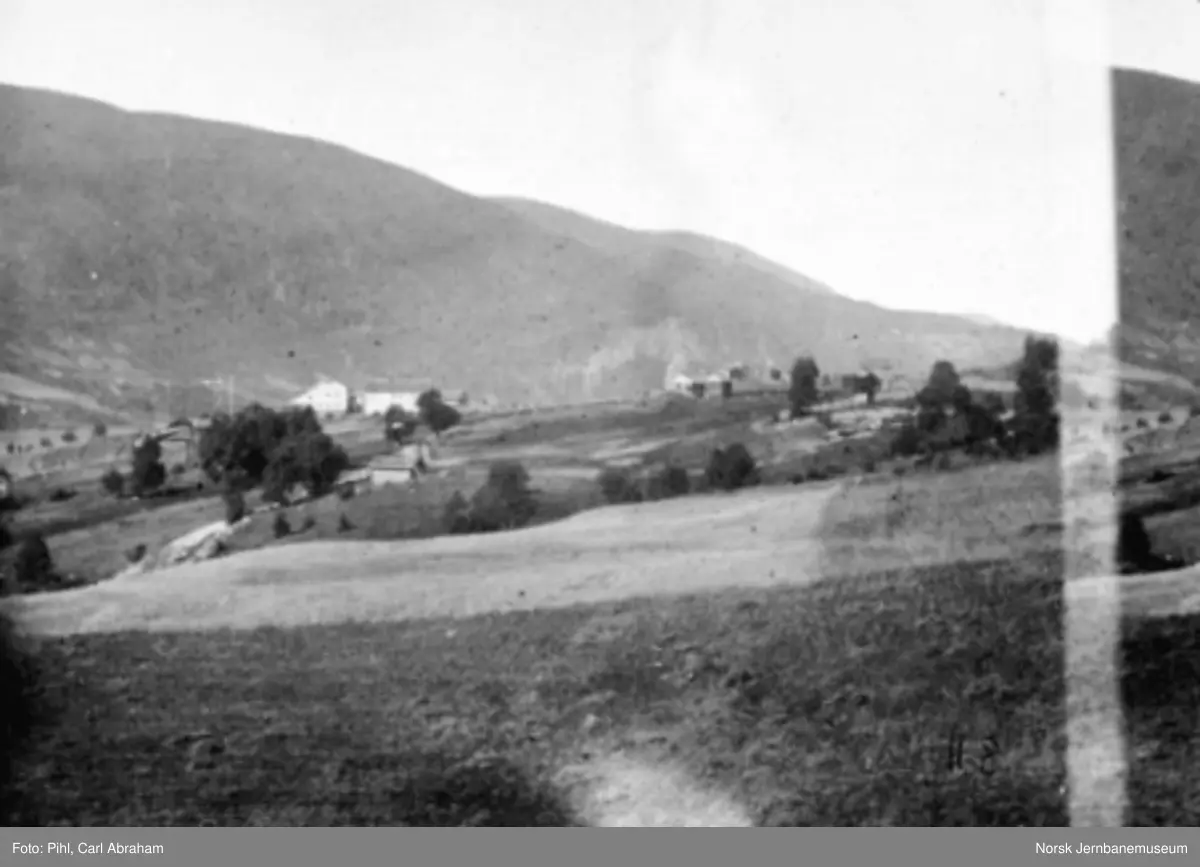 Landskapsmotiv fra Hundorp Gard, Sør-Fron. I bakgrunnen sees Hove-gardene