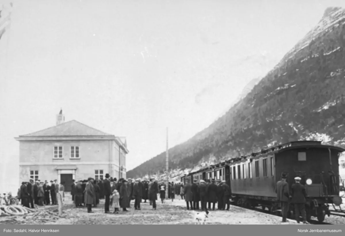 Ekstratog for pressen på Åndalsnes stasjon før banens åpning