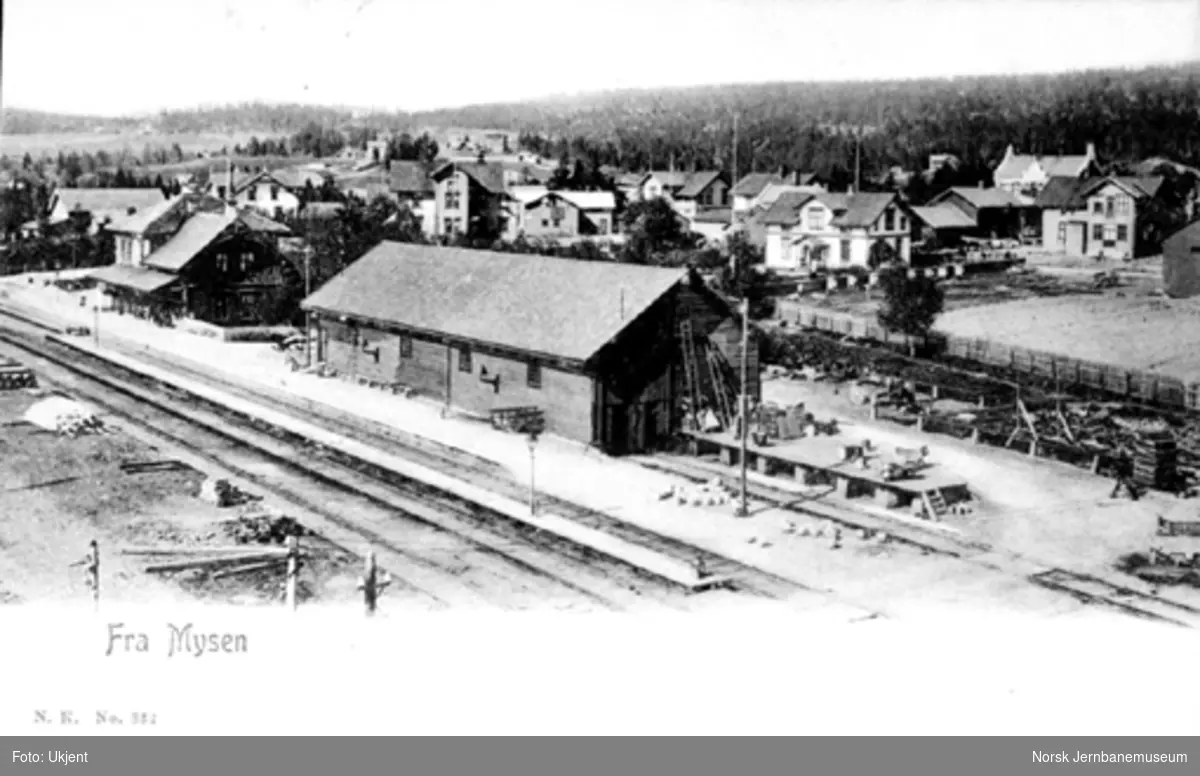 Oversiktsbilde fra Mysen stasjon med bl.a. godshuset og stasjonsbygningen