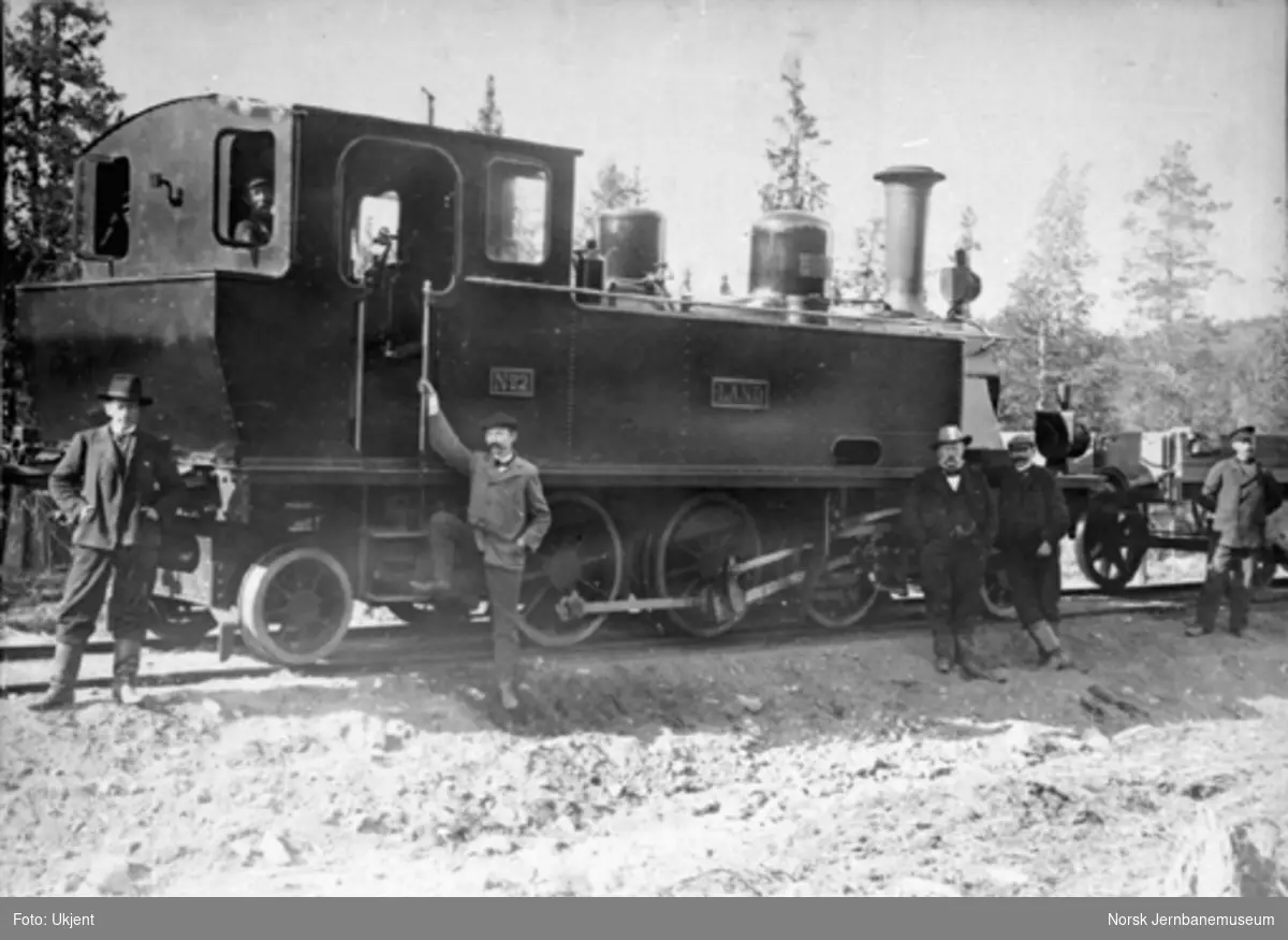 Valdresbanens damplokomotiv nr. 2 "Land" under anlegget; fem mann oppstilt for fotografering